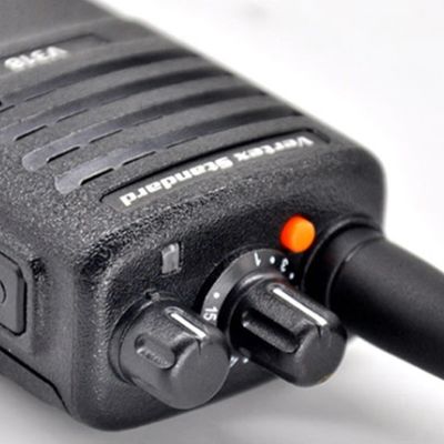 Bleiben Sie mit dem tragbaren schwarzen Walkie-Talkie V318 auf Ihren Abenteuern im Freien verbunden