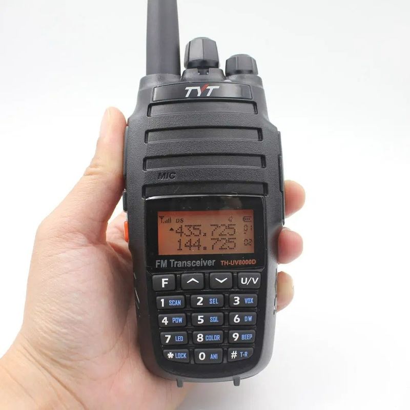 Leichtes VHF-UHF-Doppelband-Walkie-Talkie mit 10-Watt-Kreuzband-Repeaterfunktion